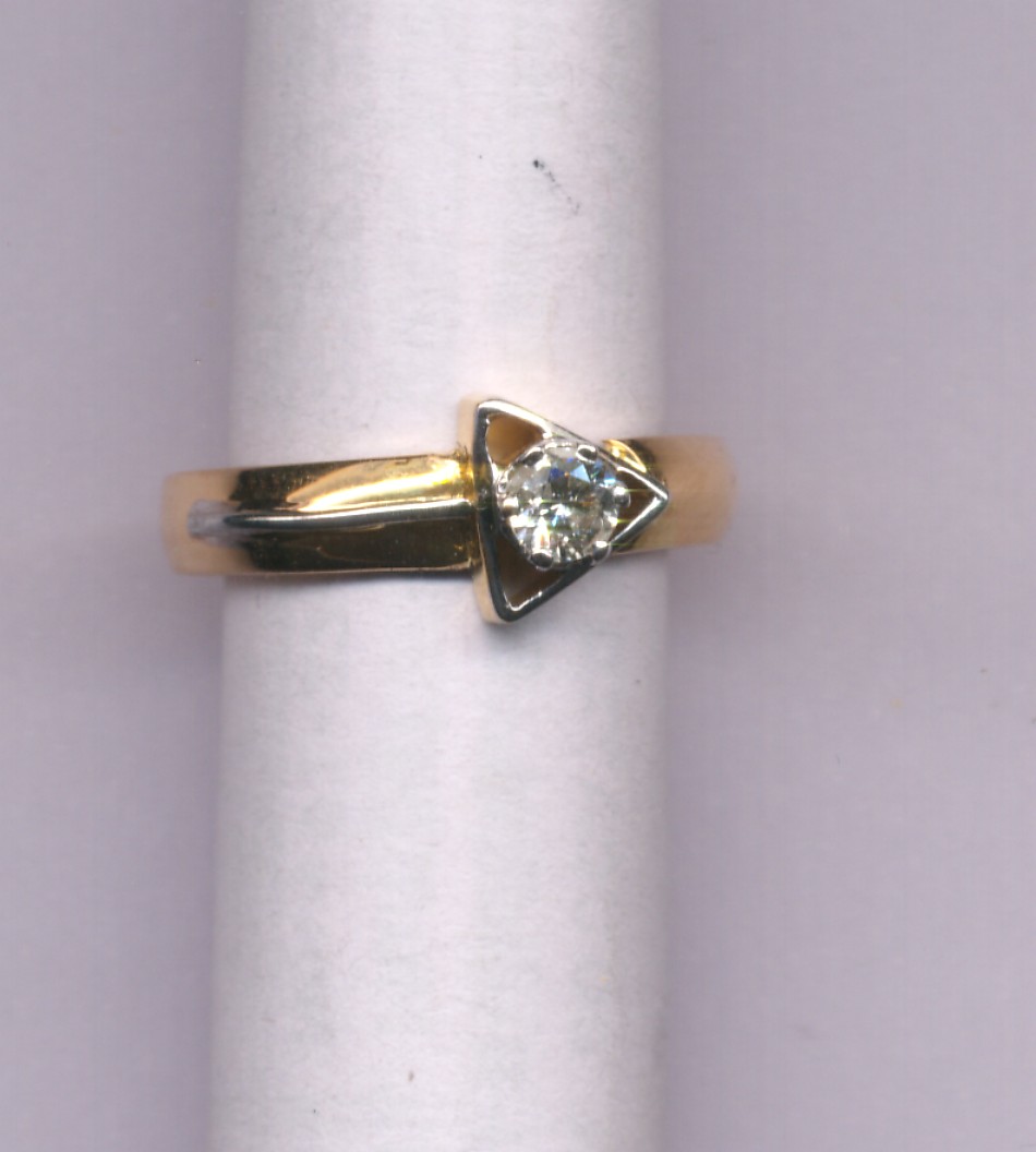 Beautiful 18 Kt Gold  Natural Diamond Ring